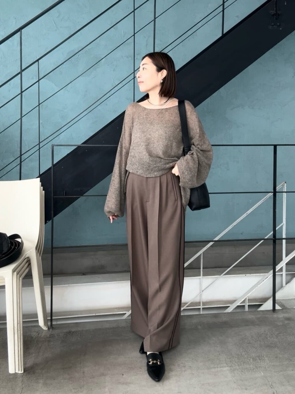 ブラウン系のニット/セーター、ブラウン系のその他パンツ、ブラック系のショルダーバッグを着用したレディースの夏コーディネートの4枚目の写真