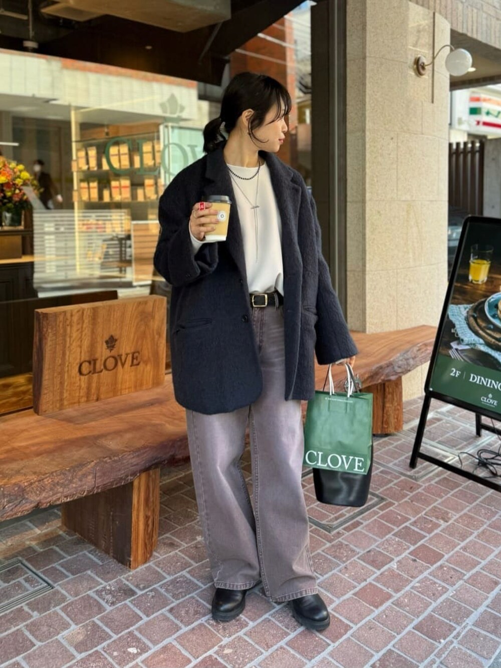 ブルー系のその他アウター、ブラウン系のデニムパンツ、グレー系のTシャツ/カットソーを着用したレディースの冬コーディネートの2枚目の写真