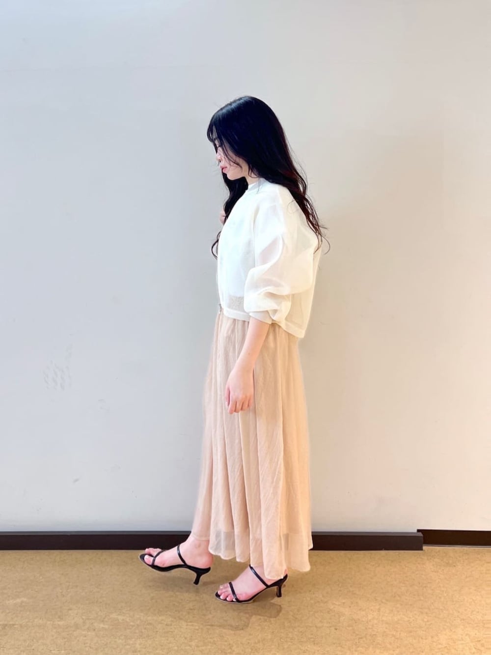 ホワイト系のTシャツ/カットソー、ホワイト系のブルゾン、ベージュ系のスカートを着用したレディースの夏コーディネートの2枚目の写真