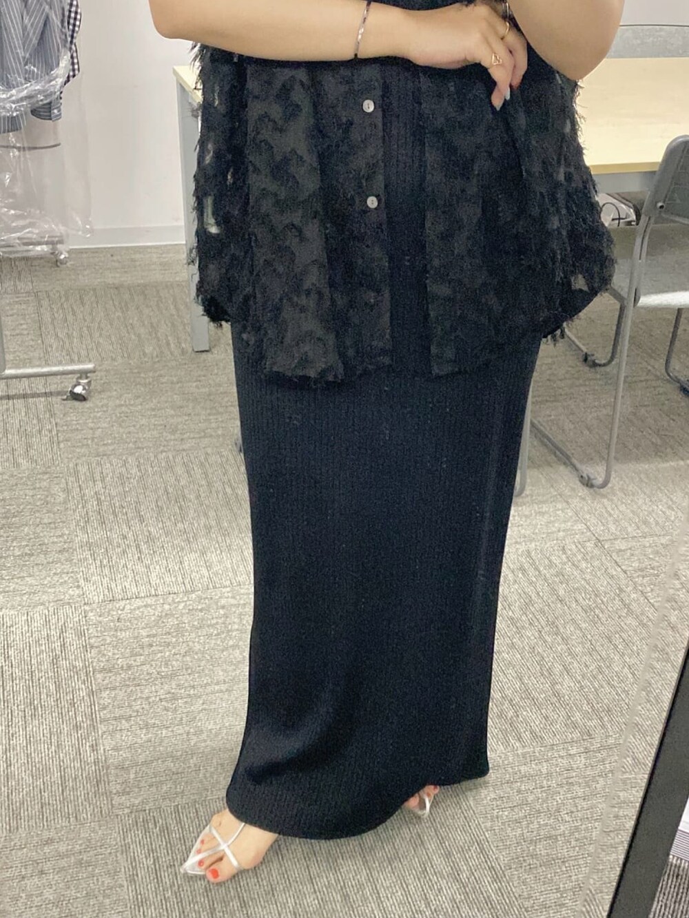 ブラック系のワンピース、ブラック系のシャツ/ブラウスを着用したレディースの春コーディネートの3枚目の写真