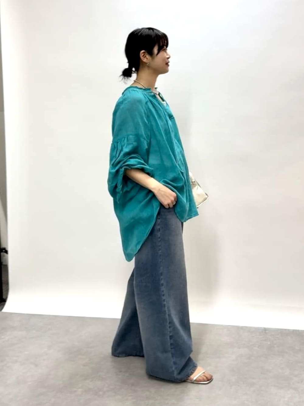 「春色、春めき満開コーデ、大人カジュアル、休日スタイル、デートコーデ、お出かけコーデ、シアートップス、春服コーデ、大人カジュアルコーデ、お花見コーデ、シンプルスタイル、ブルー、シア―ブラウス、デニムパンツ」｜「RIVE DROITEの予約【à Nice （ア ・ニース）】 ビーズ刺繍ブラウス（シャツ/ブラウス、ブルー系）」を使った、RIVE DROITE officialさん（骨格ナチュラル・レディース・163cm）の春コーディネートの2枚目の写真