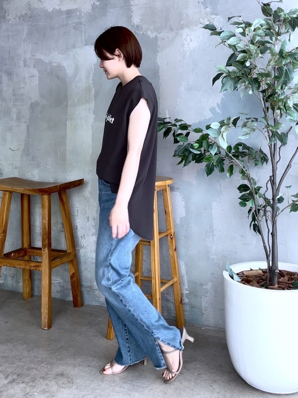 グレー系のシャツ/ブラウス、ブルー系のデニムパンツを着用したレディースの夏コーディネートの2枚目の写真