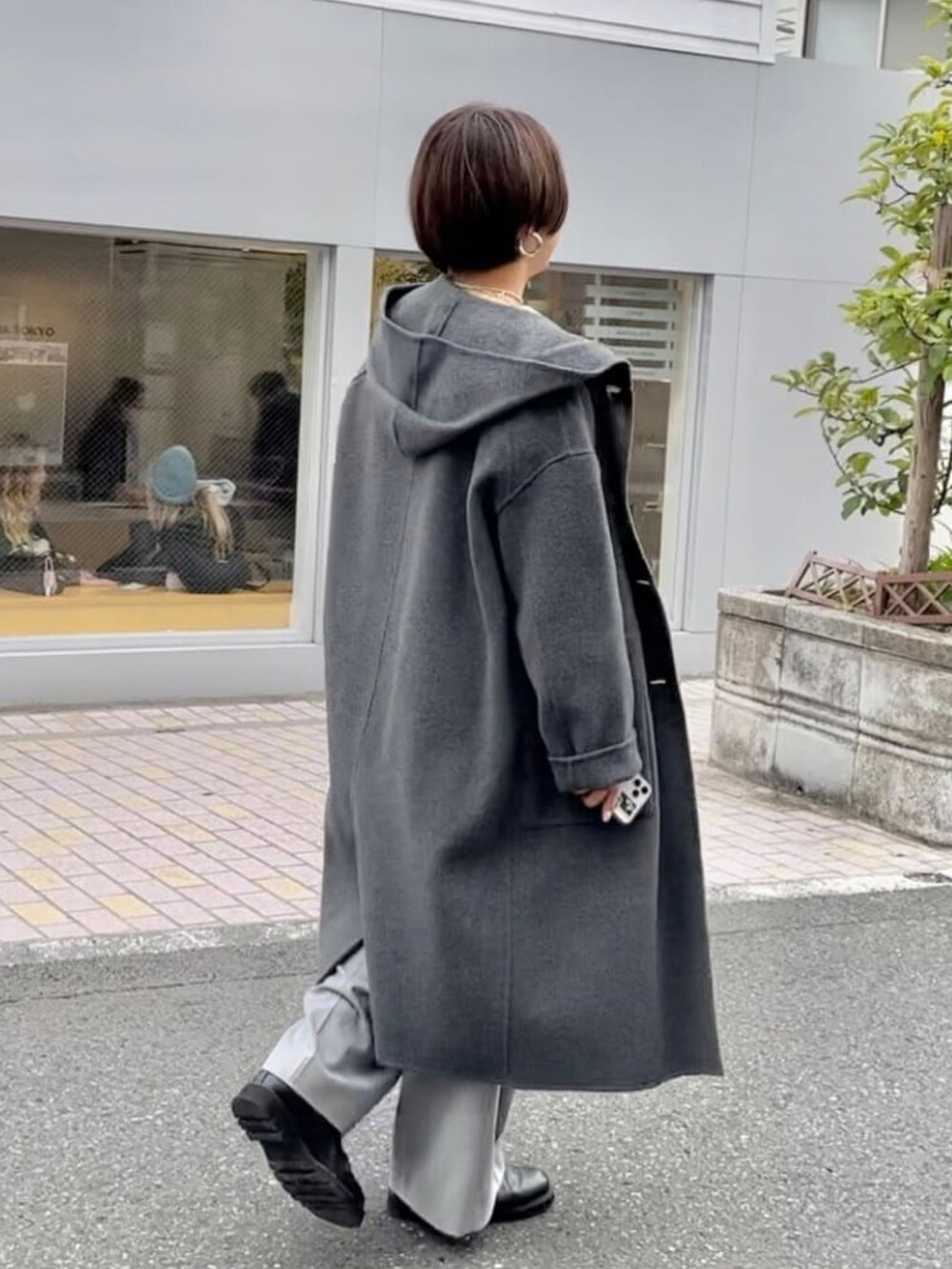 グレー系のその他アウター、グレー系のその他パンツ、ブラック系のブーツを着用したレディースの冬コーディネートの3枚目の写真