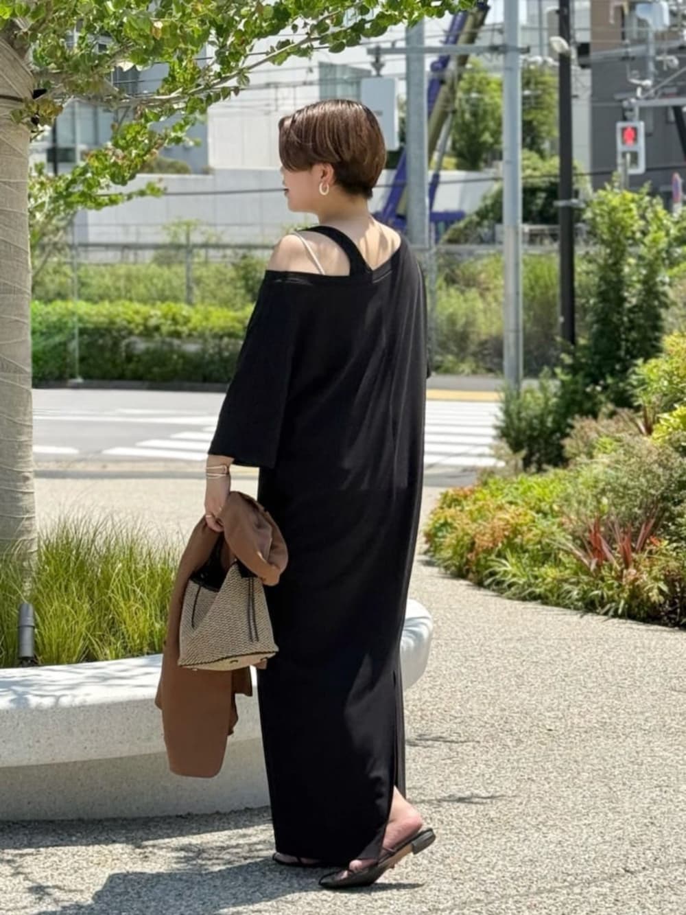 「レイヤードスタイル、サンダル、夏コーデ、ブラックコーデ、ブラック、ブラックワンピース、ワンピーススタイル、ワンピースコーデ、アラフォー、アラフォーコーデ」｜「RIVE DROITEの予約【上品デザイン】CITY BASKET-hand2（ハンドバッグ、ブラック系）」を使った、RIVE DROITE officialさん（骨格ウェーブ・レディース・161cm）の夏コーディネートの2枚目の写真