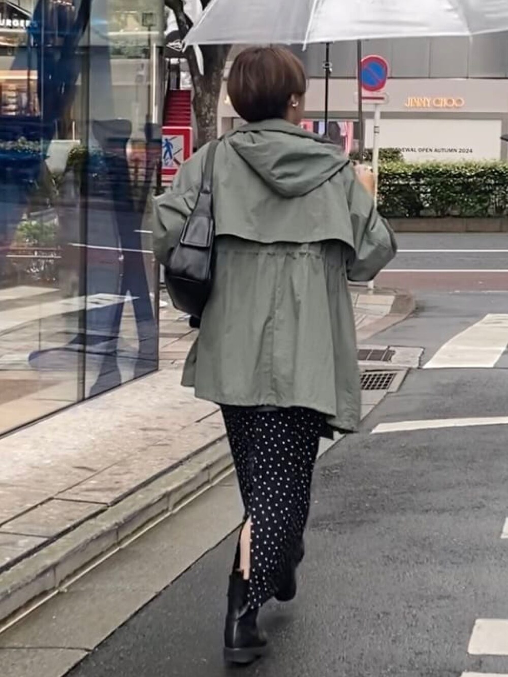 グリーン系のマウンテンパーカー、ブラック系のシャツ/ブラウス、ブラック系のスカートを着用したレディースの秋コーディネートの3枚目の写真