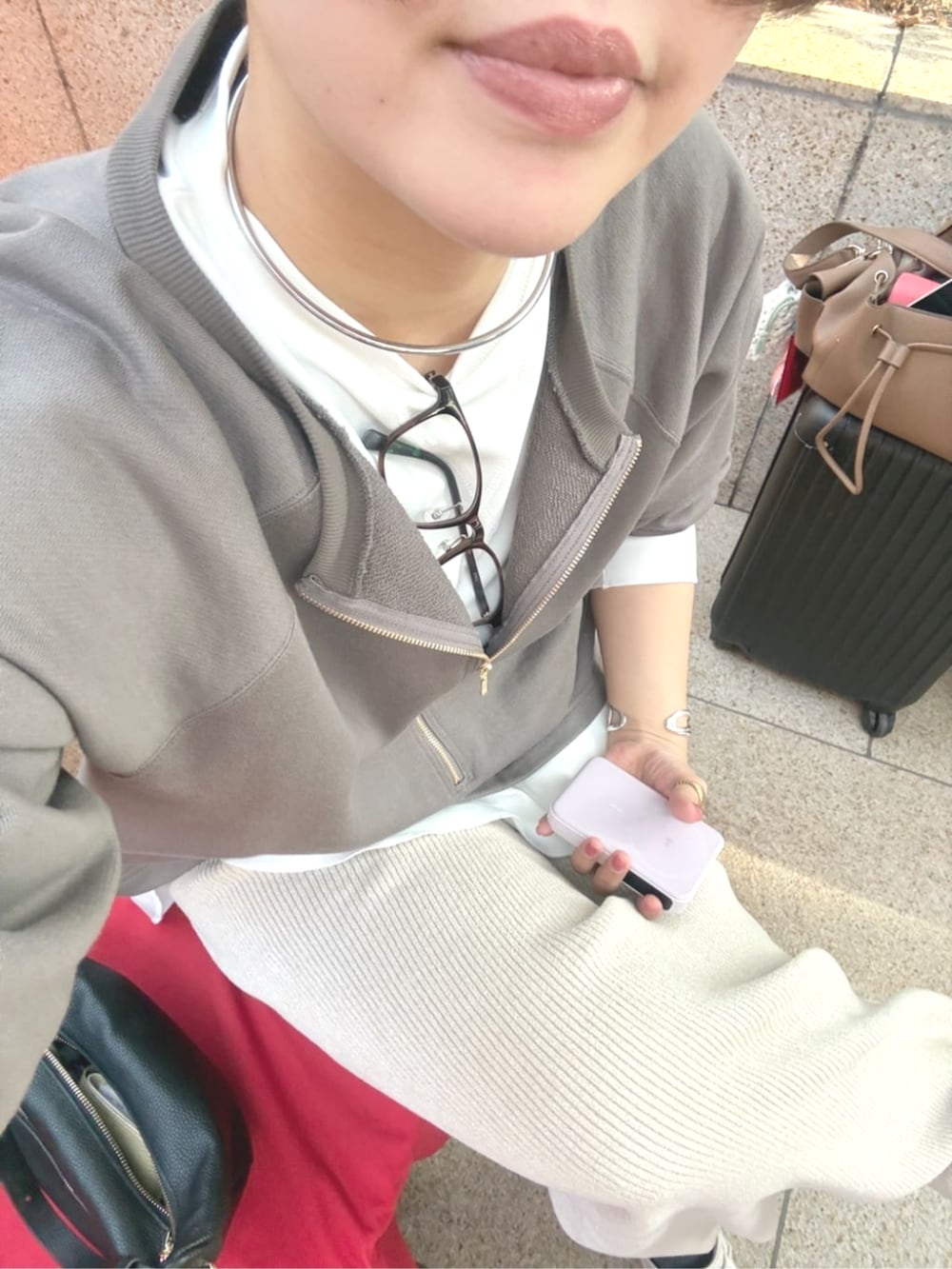 ホワイト系のTシャツ/カットソー、ホワイト系のスカート、グリーン系のその他アウターを着用したレディースの冬コーディネートの6枚目の写真