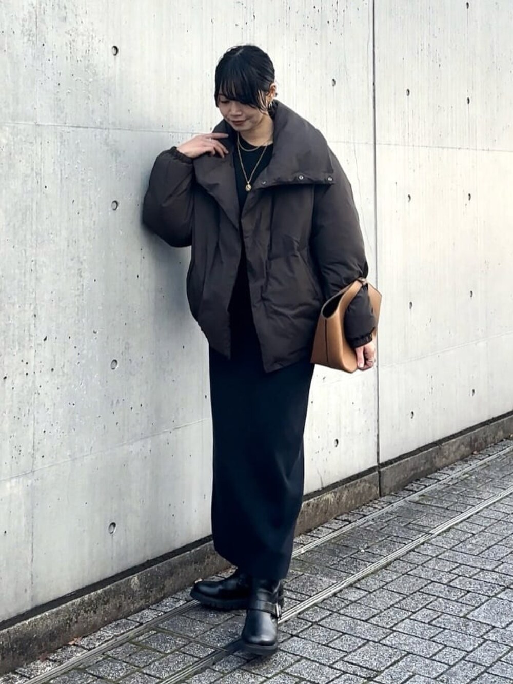 ブラウン系のダウンジャケット/コート、イエロー系のハンドバッグ、ブルー系のスカートを着用したレディースの秋コーディネートの2枚目の写真