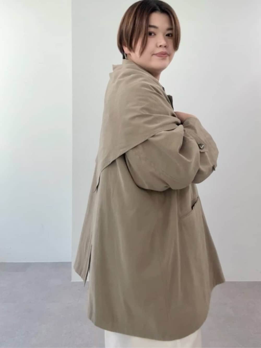 ホワイト系のその他パンツ、ブラウン系のキャミソール、ホワイト系のニット/セーターを着用したレディースの春コーディネートの5枚目の写真