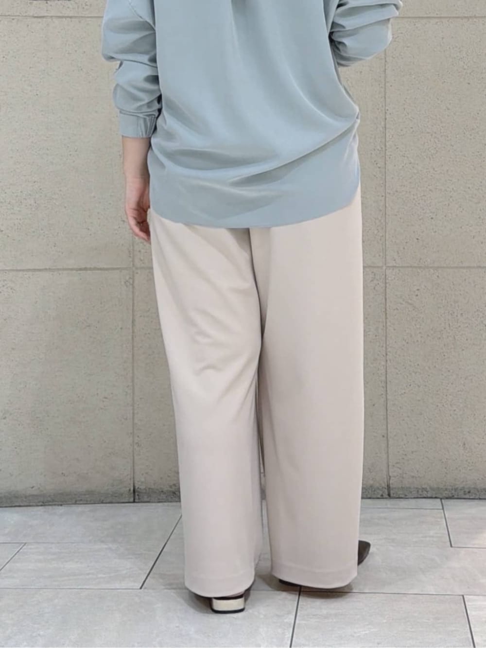 ブラウン系のその他シューズ、ブラウン系のトートバッグ、グリーン系のシャツ/ブラウスを着用したレディースの春コーディネートの10枚目の写真