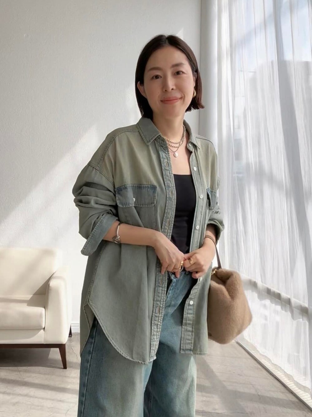 ブラック系のキャミソール、ブルー系のシャツ/ブラウス、ブルー系のデニムパンツを着用したレディースの夏コーディネートの4枚目の写真