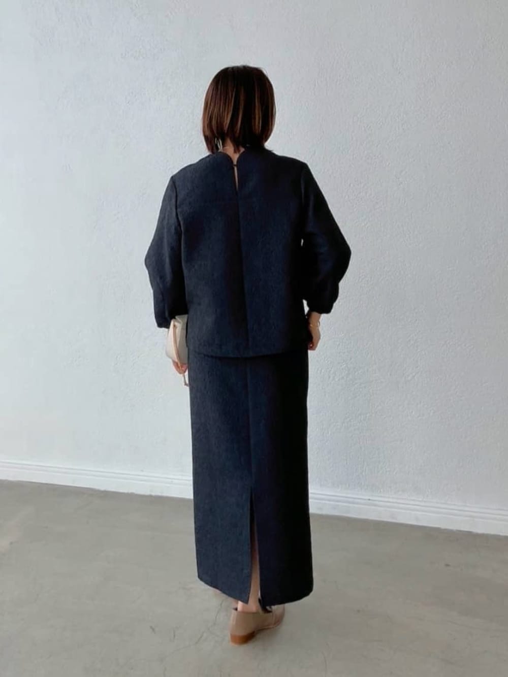 ブルー系のスカート、ブルー系のシャツ/ブラウス、ベージュ系のローファーを着用したレディースの冬コーディネートの3枚目の写真