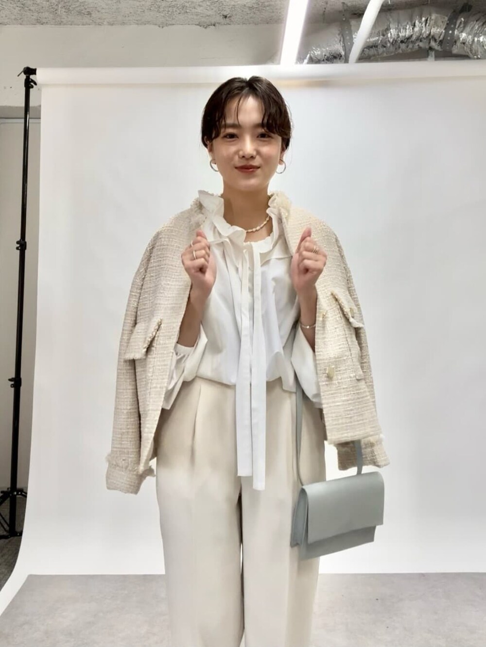 ホワイト系のその他パンツ、ホワイト系のシャツ/ブラウス、ベージュ系のノーカラージャケットを着用したレディースの冬コーディネートの2枚目の写真