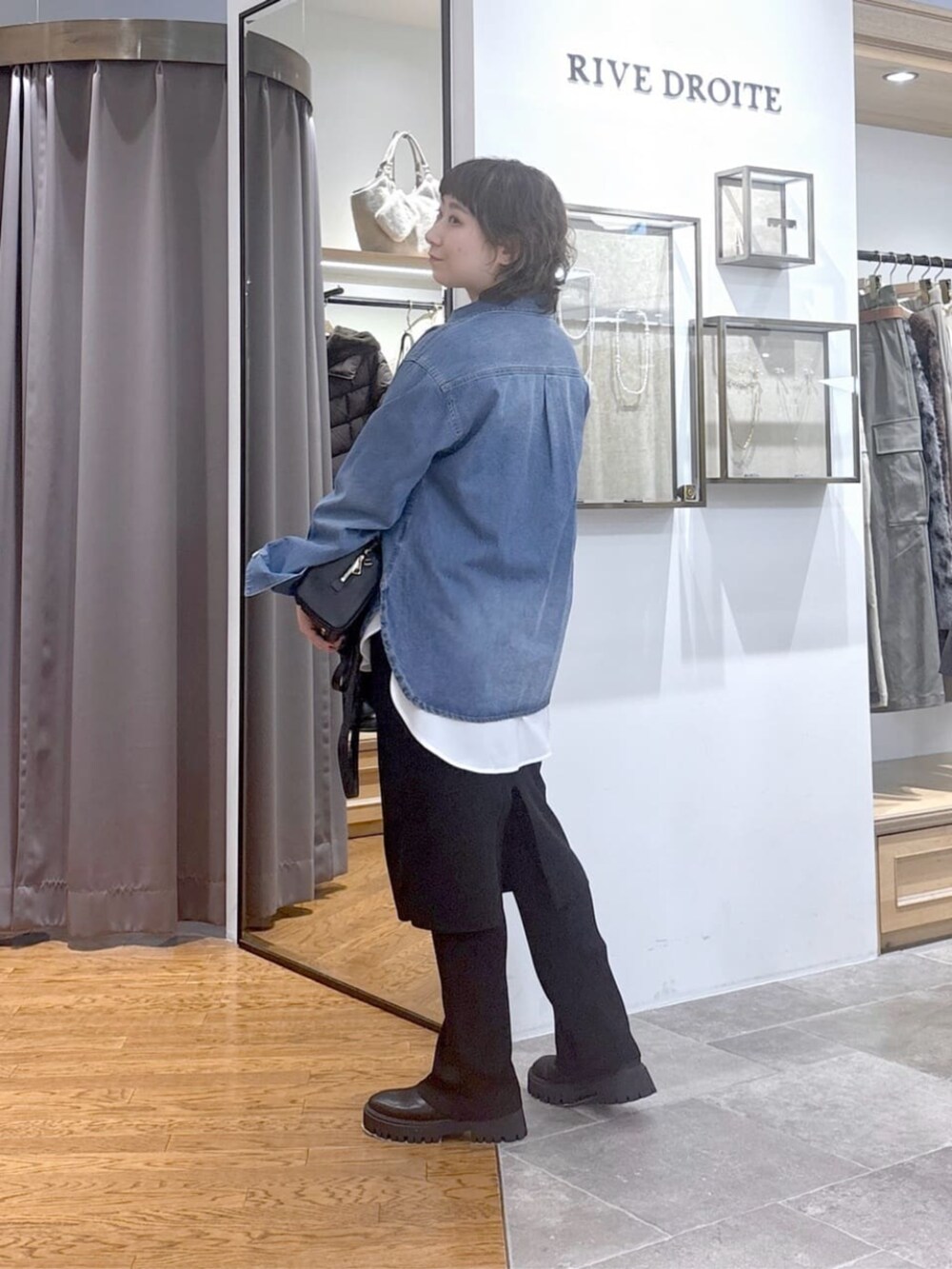ホワイト系のシャツ/ブラウス、ブラック系のショルダーバッグ、ブルー系のシャツ/ブラウスを着用したレディースの秋コーディネートの6枚目の写真
