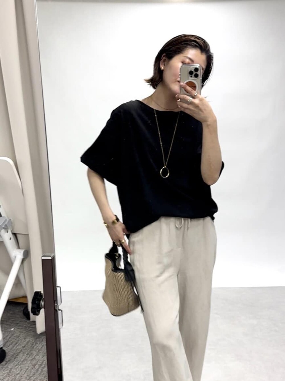 グレー系のシャツ/ブラウス、ベージュ系のパンツを着用したレディースの春コーディネートの4枚目の写真