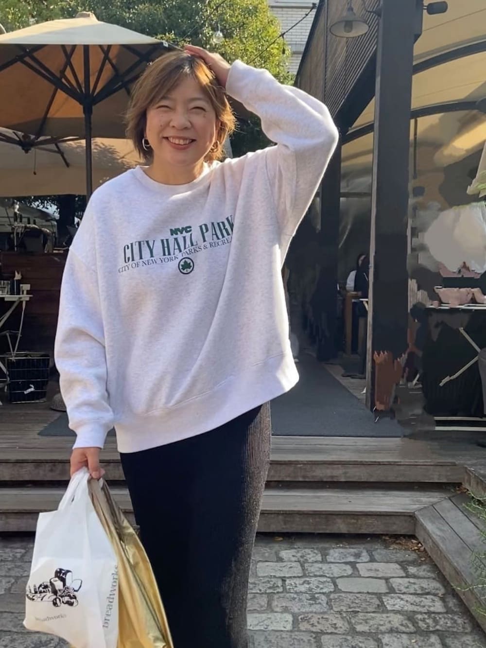 ブラック系のスカート、グレー系のスウェットを着用したレディースの秋コーディネートの3枚目の写真