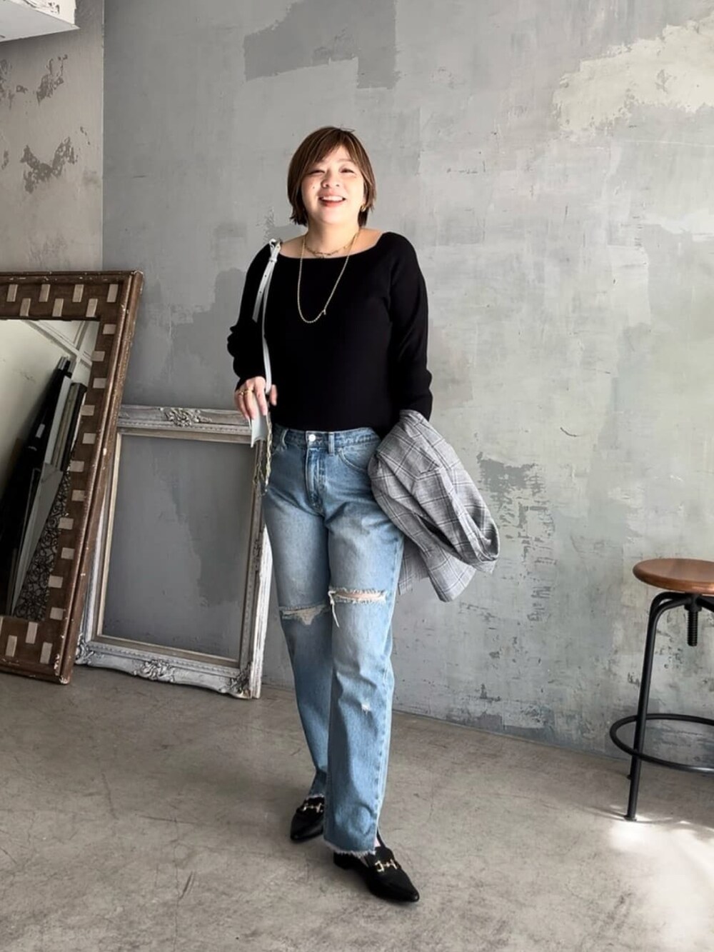 ブルー系のデニムパンツ、ブラック系のローファー、ブルー系のニット/セーターを着用したレディースの春コーディネートの3枚目の写真