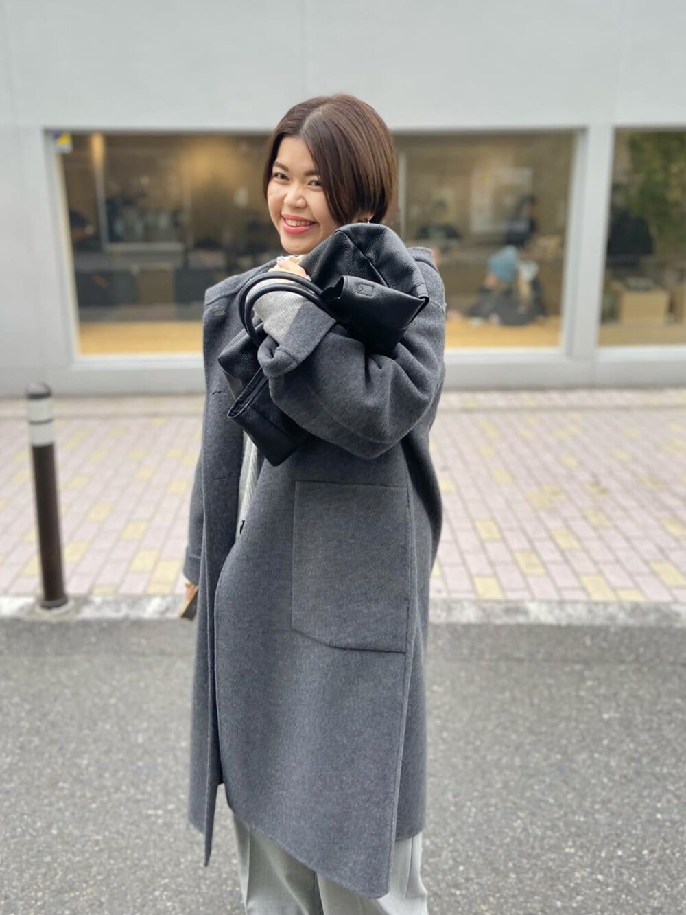 グレー系のその他アウター、グレー系のその他パンツ、ブラック系のブーツを着用したレディースの冬コーディネートの4枚目の写真