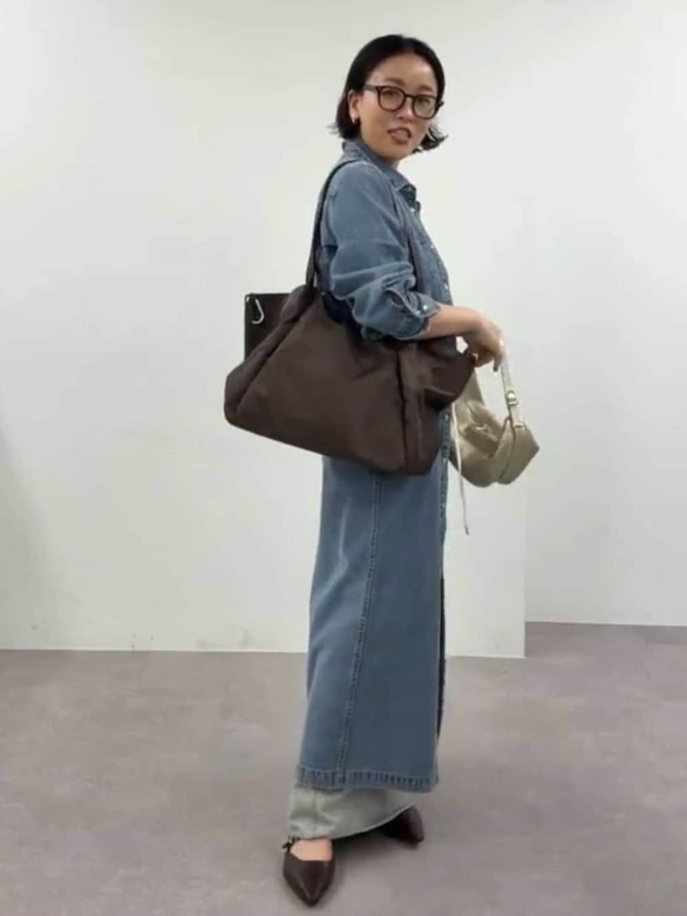 ブラウン系のその他シューズ、ブルー系のワンピース、グレー系のスカートを着用したレディースの春コーディネートの9枚目の写真