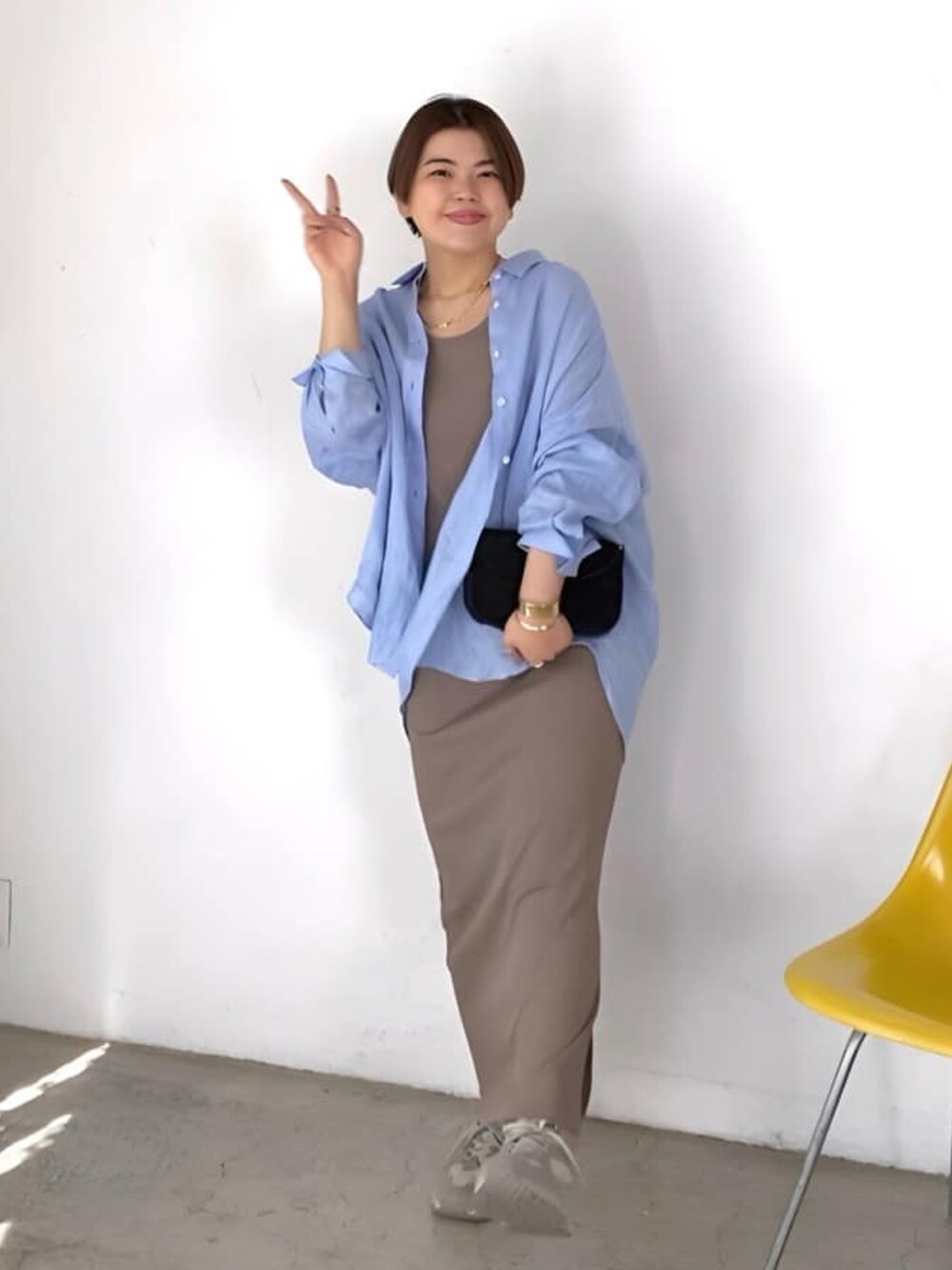 「春のおしゃ見えテクニック、春服、春ファッション、オトナ女子、おでかけコーデ、お洒落さんとつながりたい、ワンピース、リネンシャツ、シャツ、シャツスタイル」｜「RIVE DROITEの2WAYリブタンクワンピース（ワンピース、ホワイト系）」を使った、RIVE DROITE officialさん（レディース・161cm）の春コーディネートの2枚目の写真