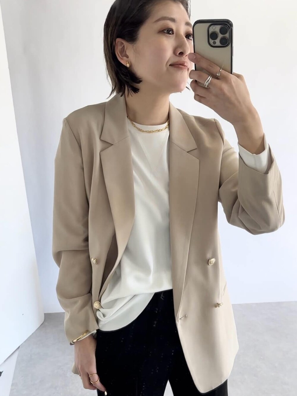 ブラック系のその他パンツ、ベージュ系のテーラードジャケット、ブラック系のTシャツ/カットソーを着用したレディースの冬コーディネートの3枚目の写真