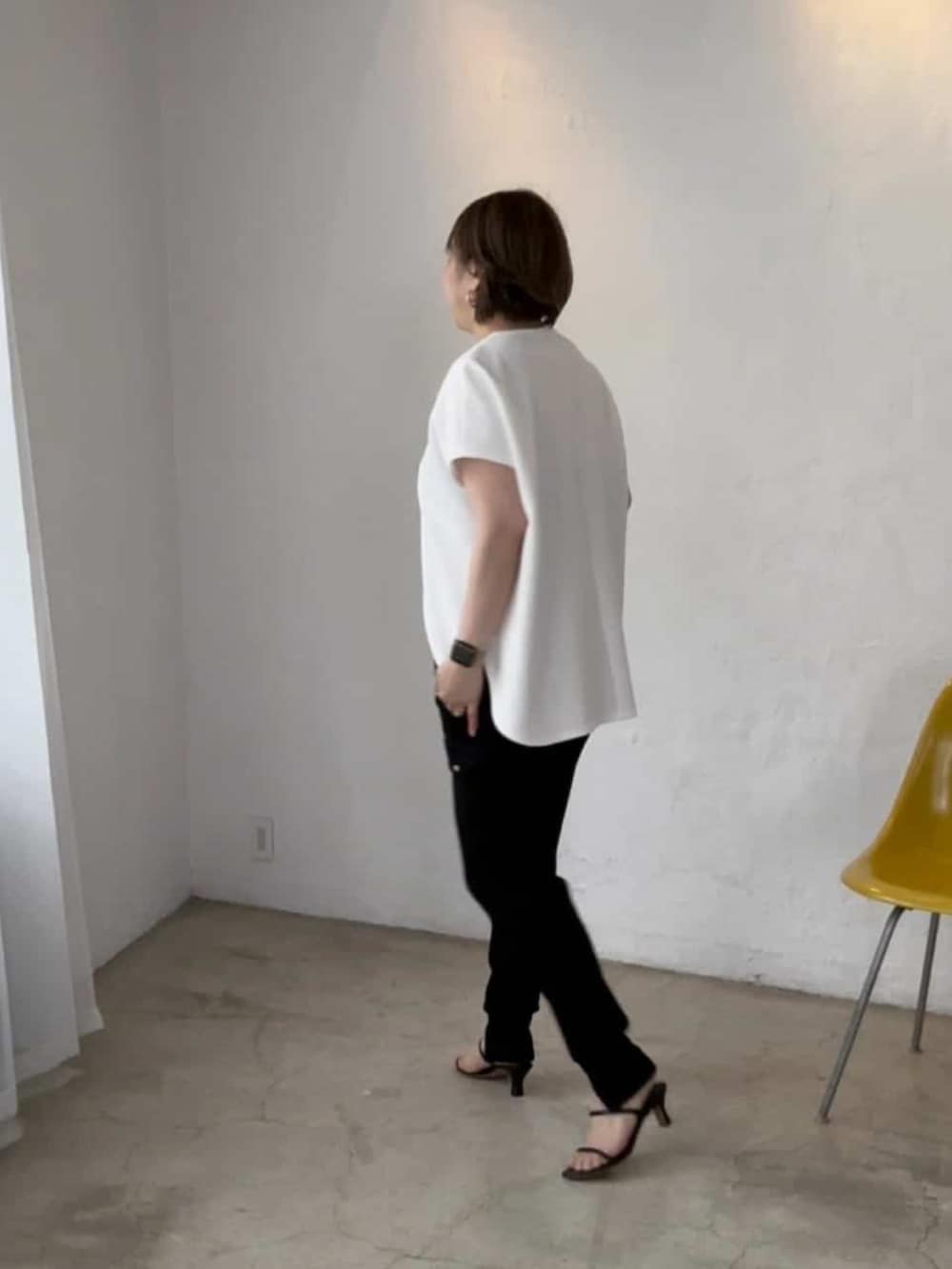 ブラック系のその他パンツ、ブラック系のサンダル、ホワイト系のTシャツ/カットソーを着用したレディースの春コーディネートの2枚目の写真