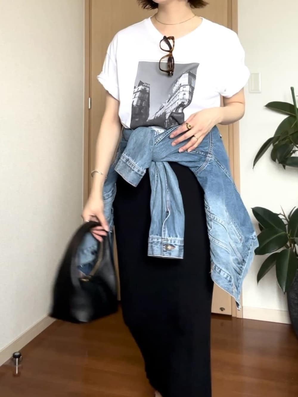 ブラウン系のスカート、ブルー系のシャツ/ブラウス、ホワイト系のTシャツ/カットソーを着用したレディースの春コーディネートの3枚目の写真