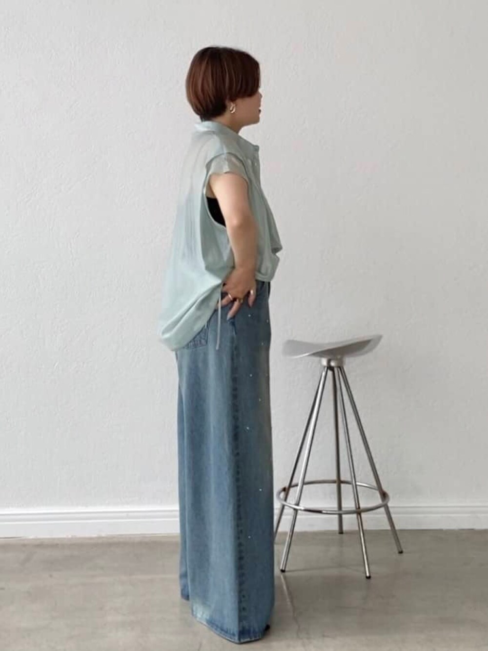 ブルー系のデニムパンツ、グリーン系のシャツ/ブラウスを着用したレディースの春コーディネートの3枚目の写真