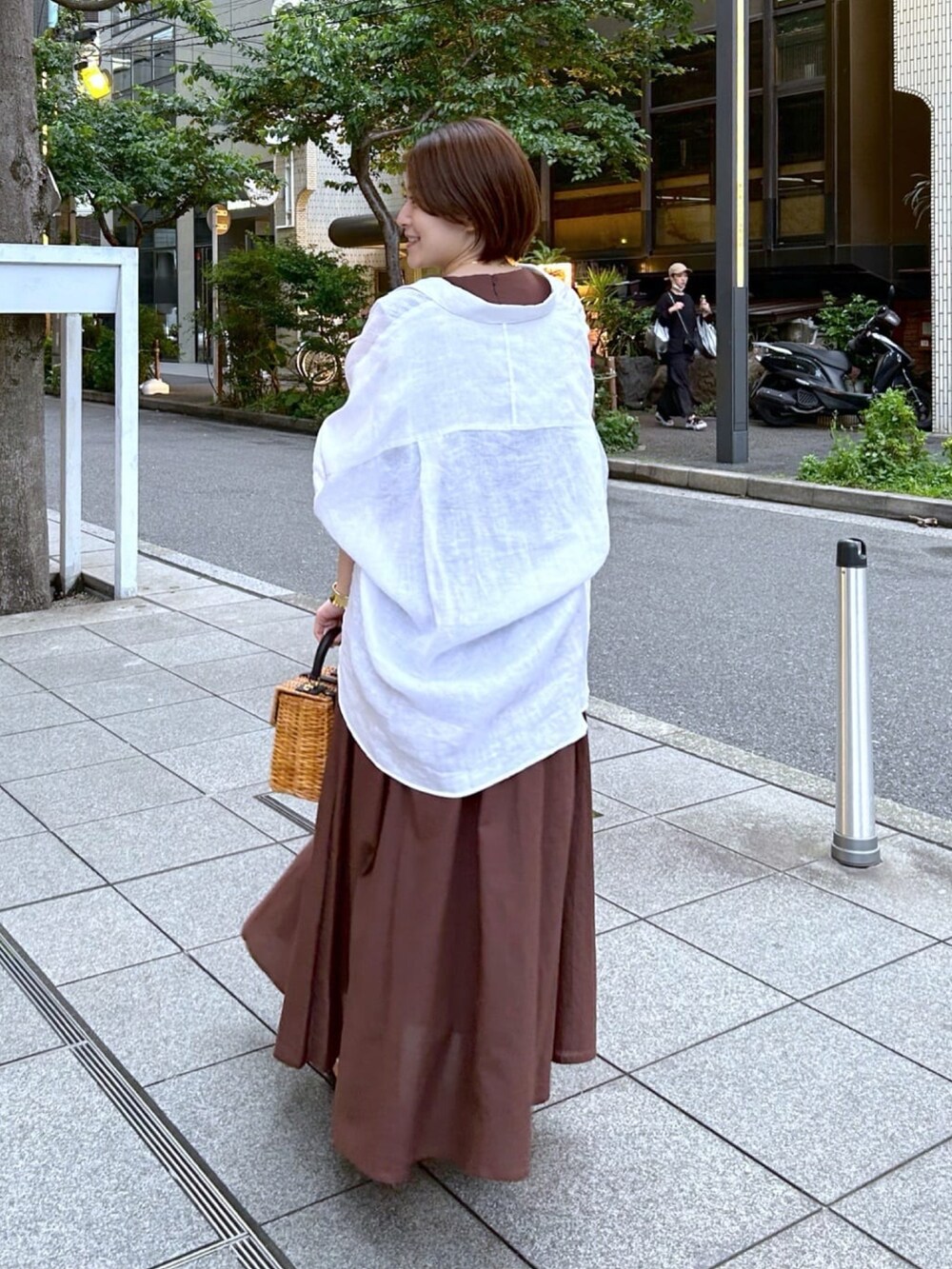 ホワイト系のシャツ/ブラウス、ブラウン系のワンピース、ブラック系のサンダルを着用したレディースの春コーディネートの3枚目の写真