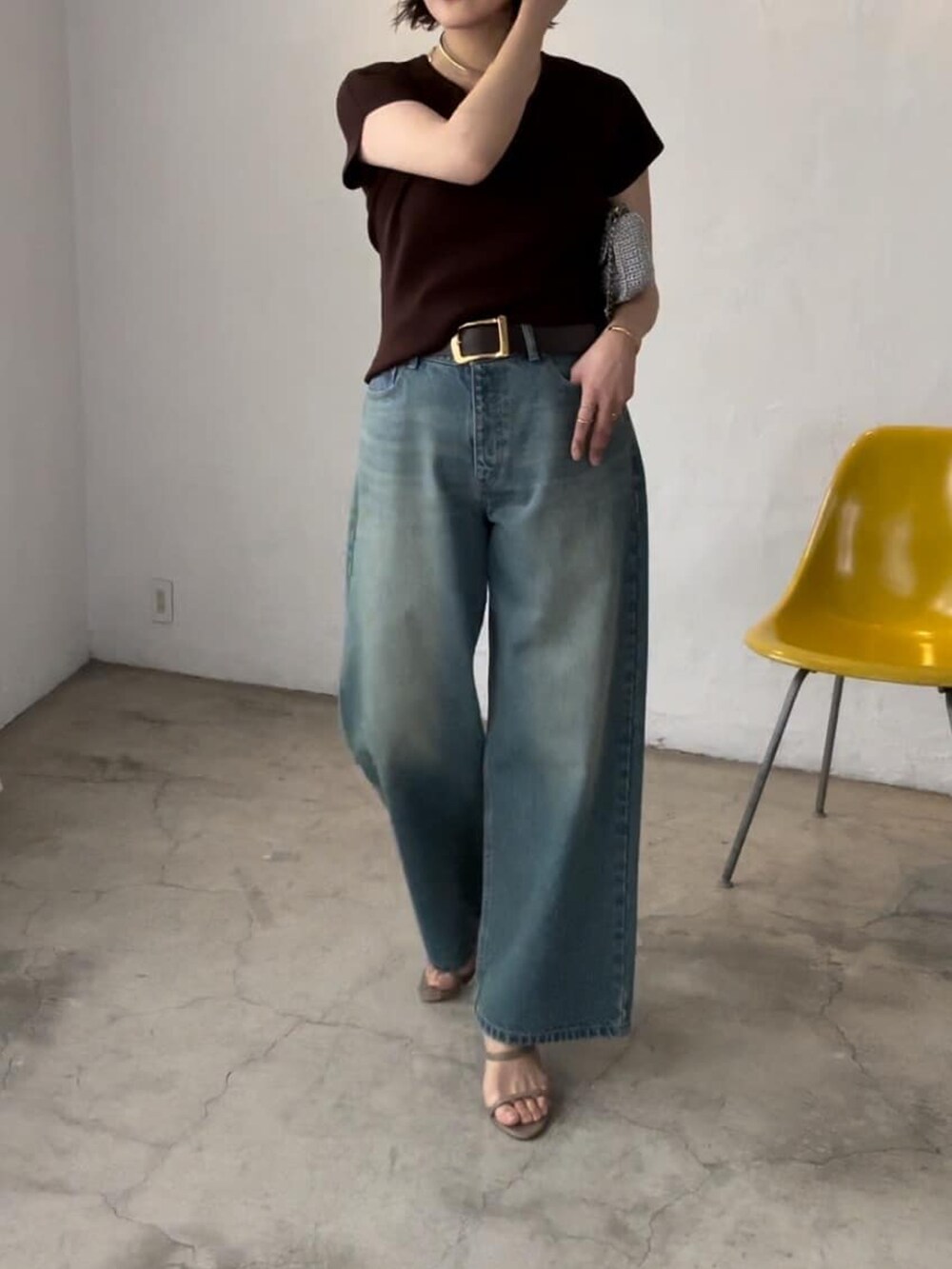 ホワイト系のニット/セーター、ブルー系のデニムパンツ、グレー系のサンダルを着用したレディースの春コーディネートの5枚目の写真