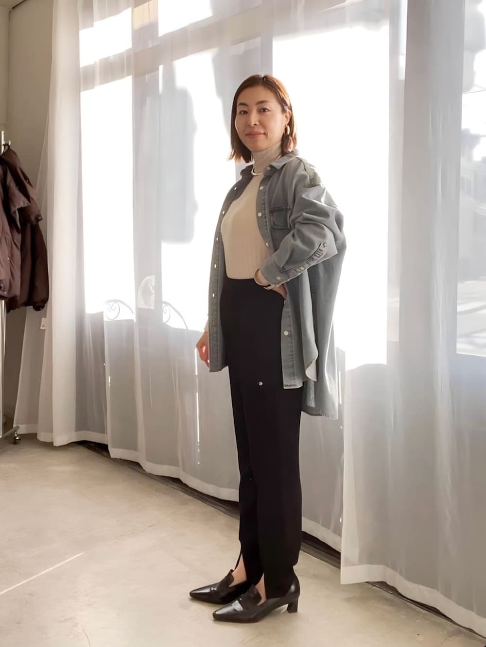 ブルー系のシャツ/ブラウス、ブラック系のその他パンツ、ブラック系のローファーを着用したレディースの冬コーディネートの2枚目の写真