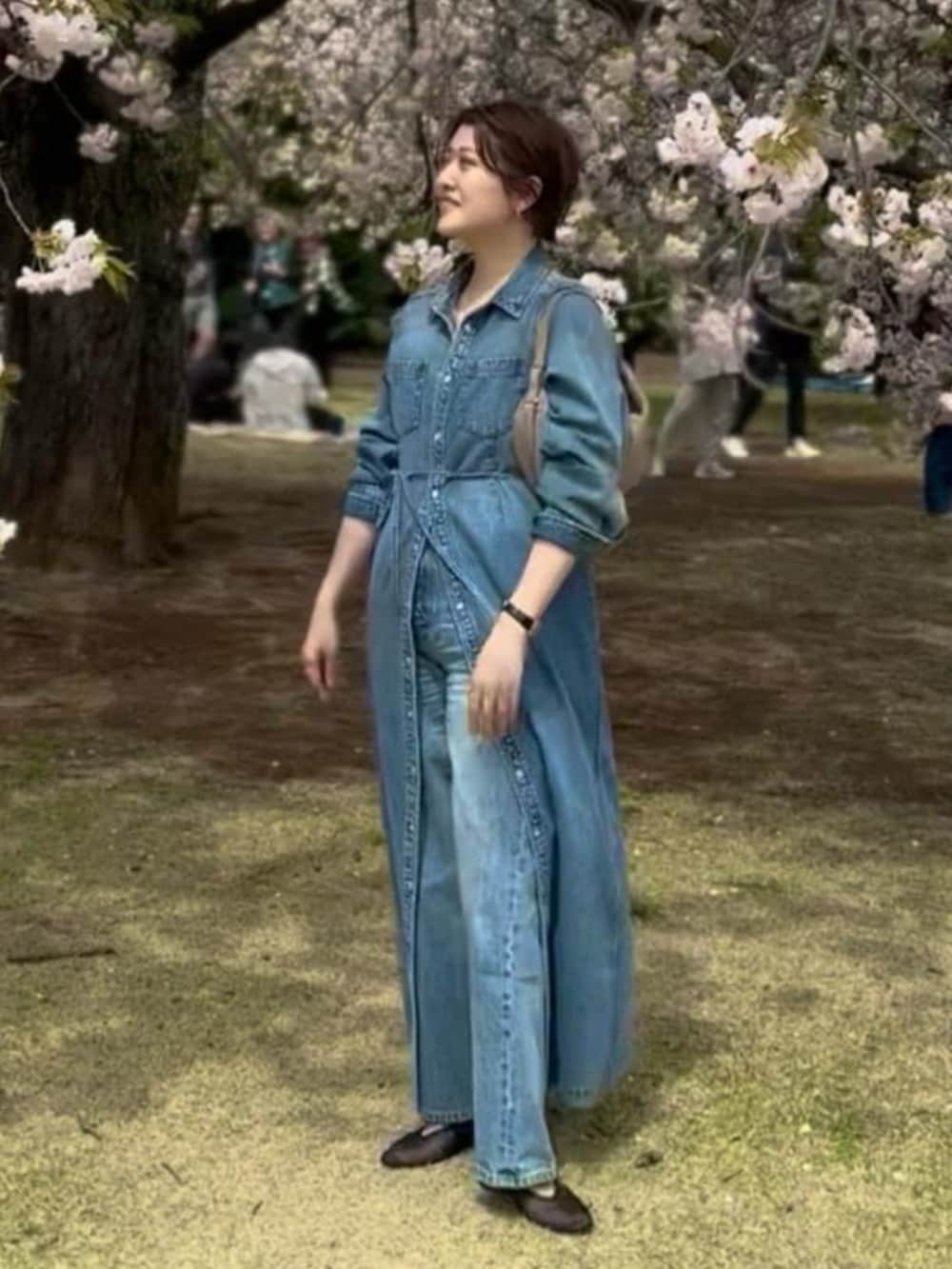 ブラック系のその他シューズ、ブルー系のデニムパンツ、ブルー系のワンピースを着用したレディースの春コーディネートの4枚目の写真