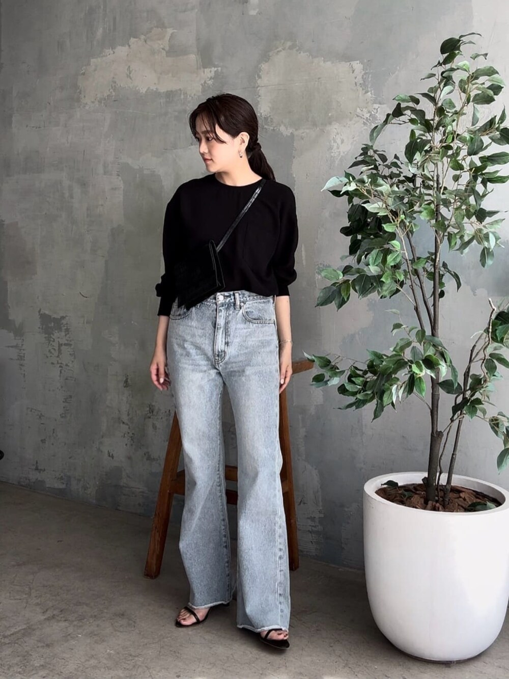 ホワイト系のシャツ/ブラウス、ブルー系のデニムパンツ、ブラック系のサンダルを着用したレディースの春コーディネートの2枚目の写真