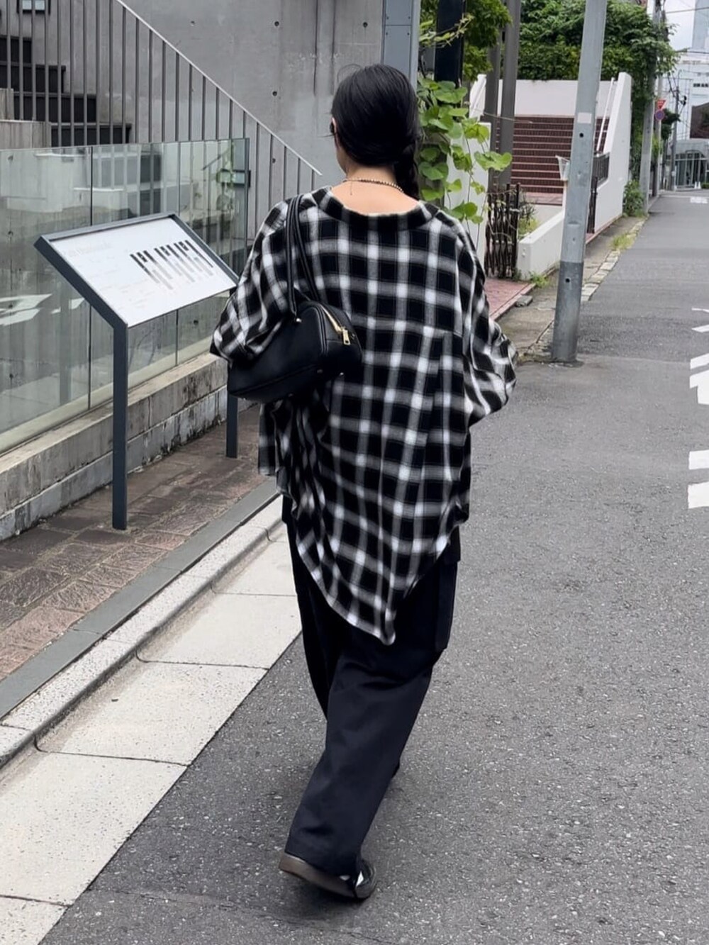 ブラック系のシャツ/ブラウス、ブルー系のカーゴパンツ、ブラック系のTシャツ/カットソーを着用したレディースの秋コーディネートの3枚目の写真