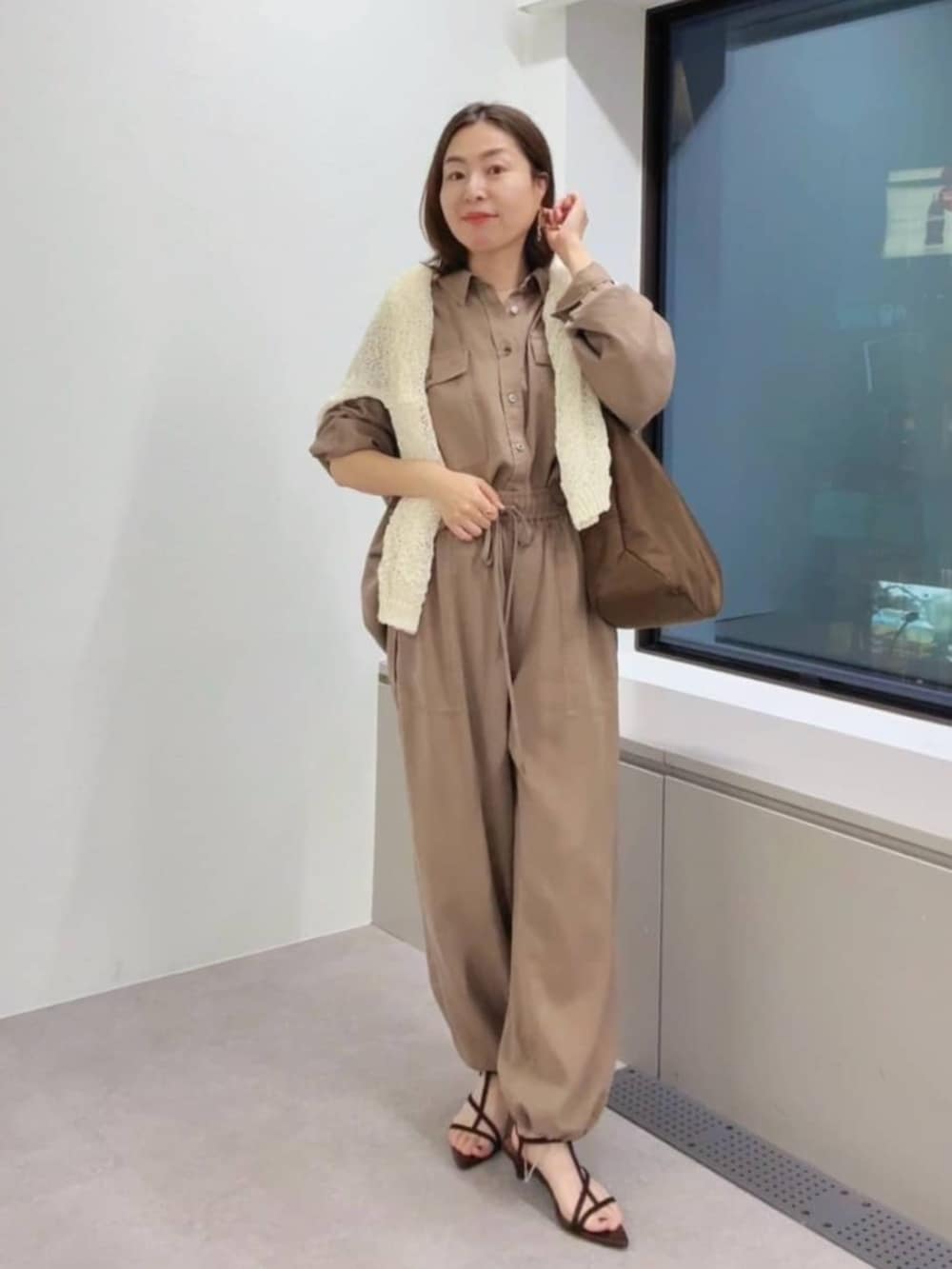 ブラウン系のその他パンツ、ブラウン系のシャツ/ブラウス、ブラウン系のトートバッグを着用したレディースの春コーディネートの4枚目の写真