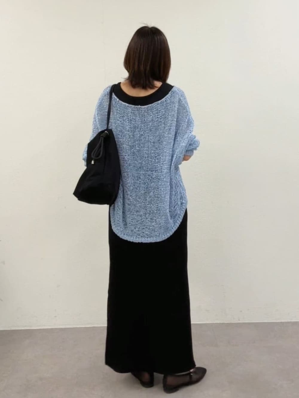 ブラック系のその他シューズ、ブルー系のニット/セーター、ブラック系のワンピースを着用したレディースの春コーディネートの3枚目の写真