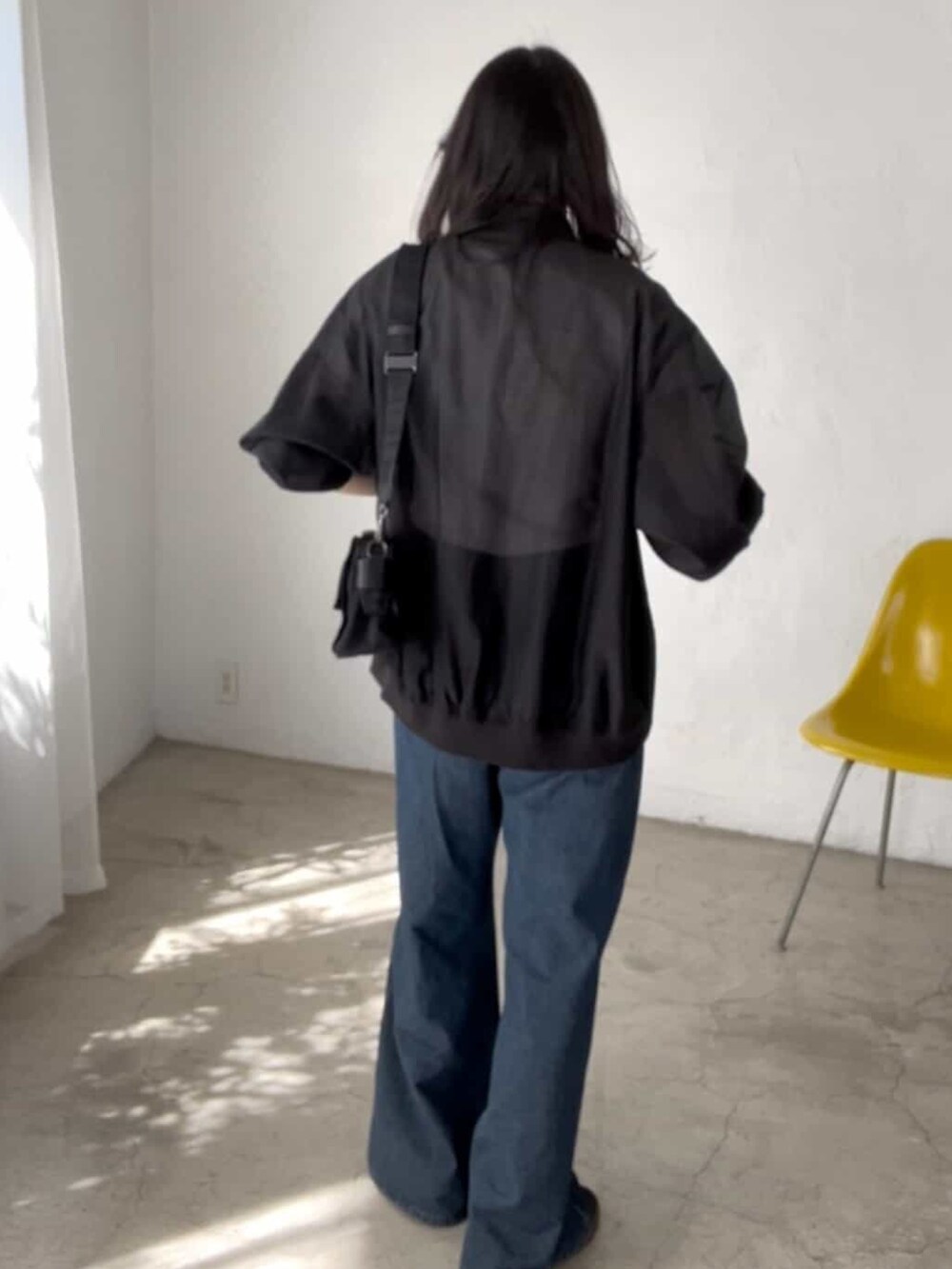 ホワイト系のTシャツ/カットソー、ブラック系のブルゾン、ブルー系のデニムパンツを着用したレディースの夏コーディネートの2枚目の写真