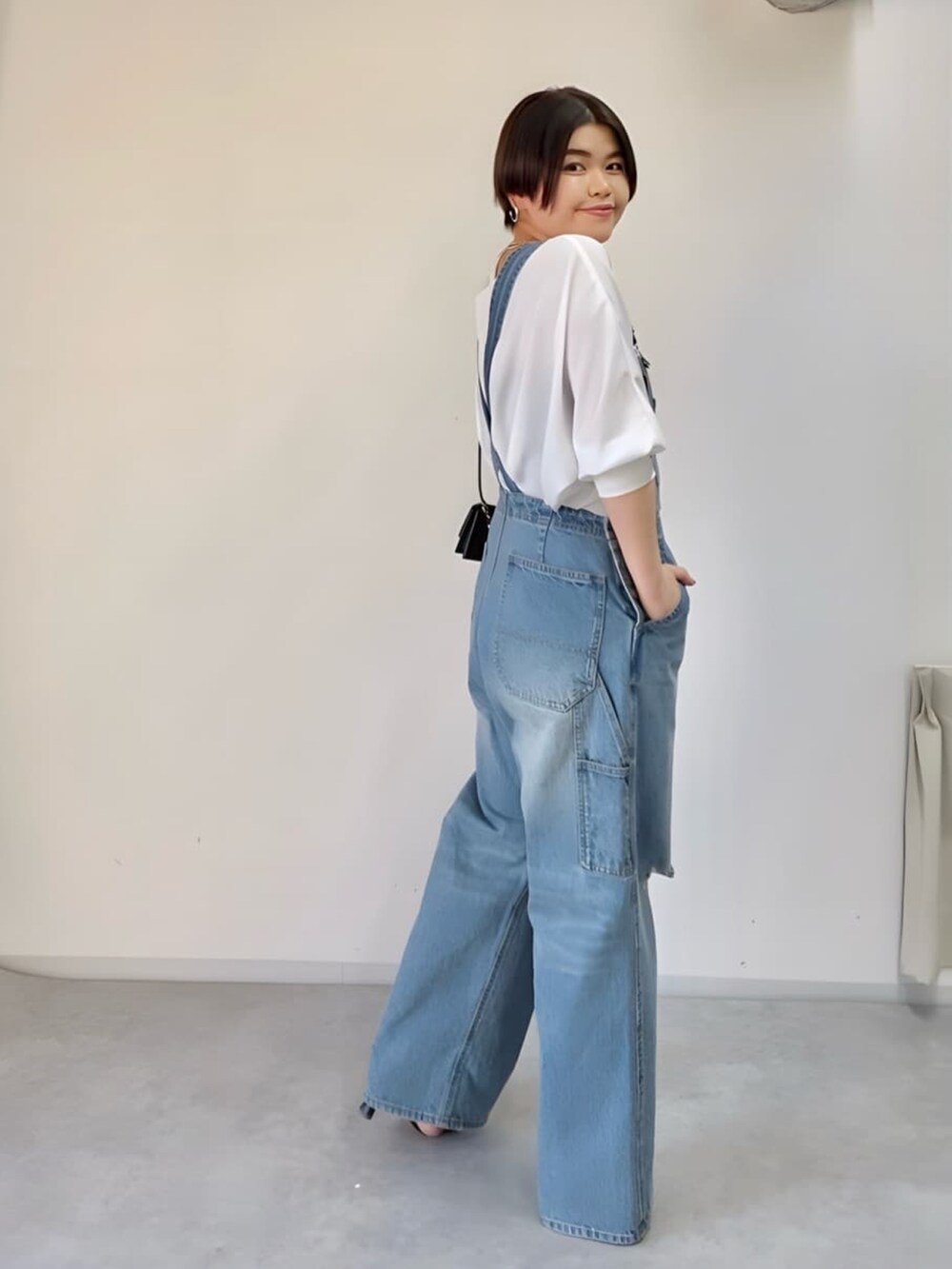 ホワイト系のシャツ/ブラウス、ブルー系のサロペット/オーバーオールを着用したレディースの春コーディネートの2枚目の写真