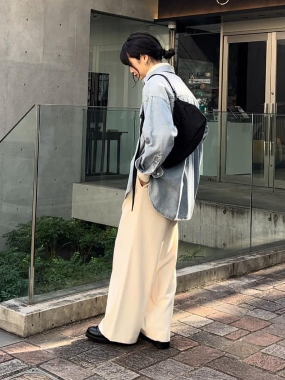 ブルー系のシャツ/ブラウス、ホワイト系のその他パンツ、ホワイト系のニット/セーターを着用したレディースの冬コーディネートの2枚目の写真