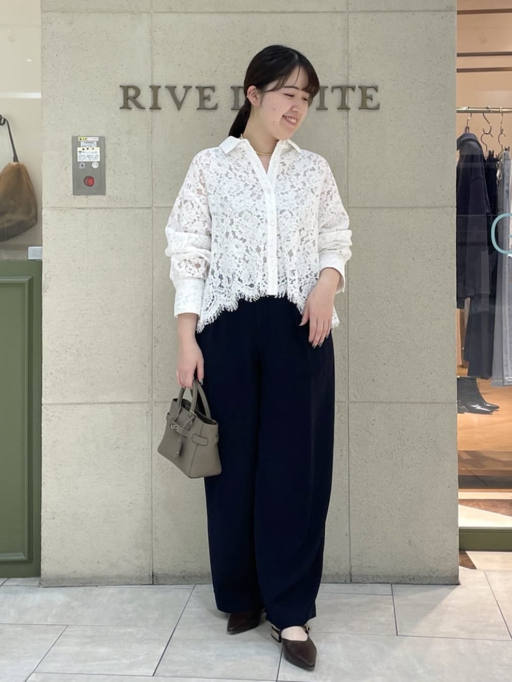 ブラウン系のその他シューズ、グレー系のトートバッグ、ホワイト系のシャツ/ブラウスを着用したレディースの春コーディネートの8枚目の写真