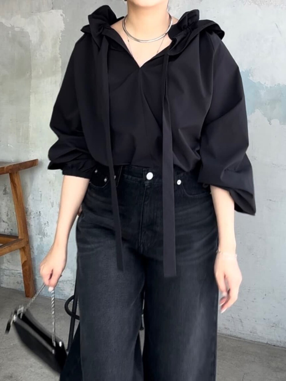 ブラック系のシャツ/ブラウス、ブラック系のデニムパンツ、ブラック系のショルダーバッグを着用したレディースの夏コーディネートの4枚目の写真