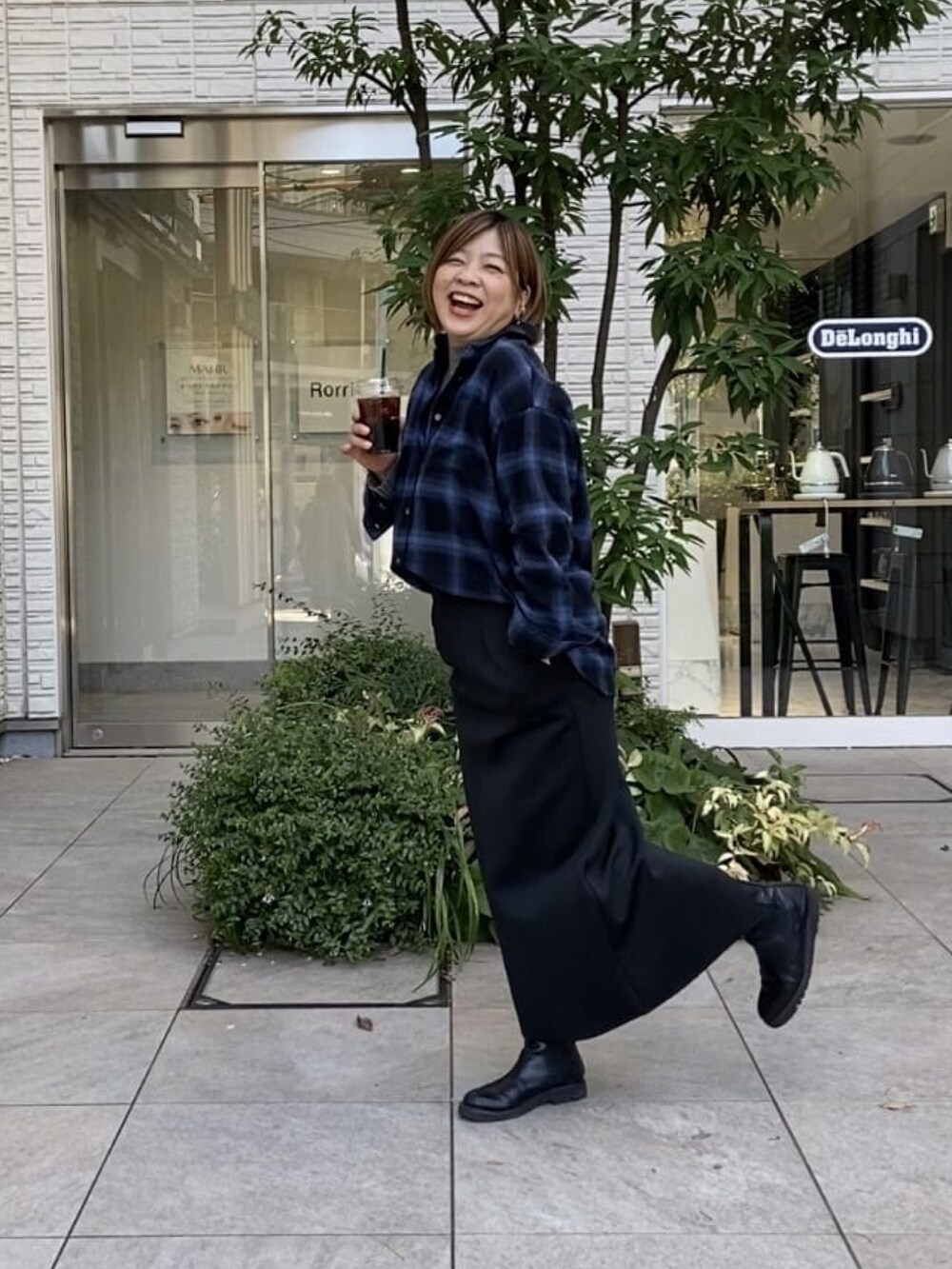 ブルー系のシャツ/ブラウス、ブラック系のスカートを着用したレディースの冬コーディネートの2枚目の写真