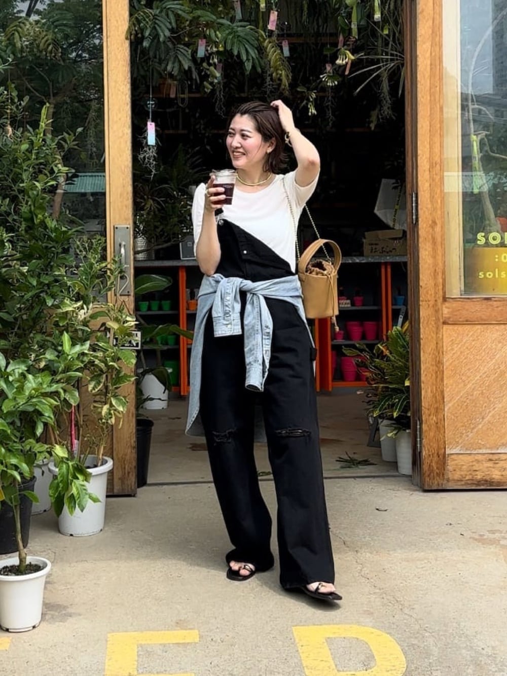 ホワイト系のTシャツ/カットソー、ブラック系のサロペット/オーバーオール、イエロー系のハンドバッグを着用したレディースの夏コーディネートの5枚目の写真