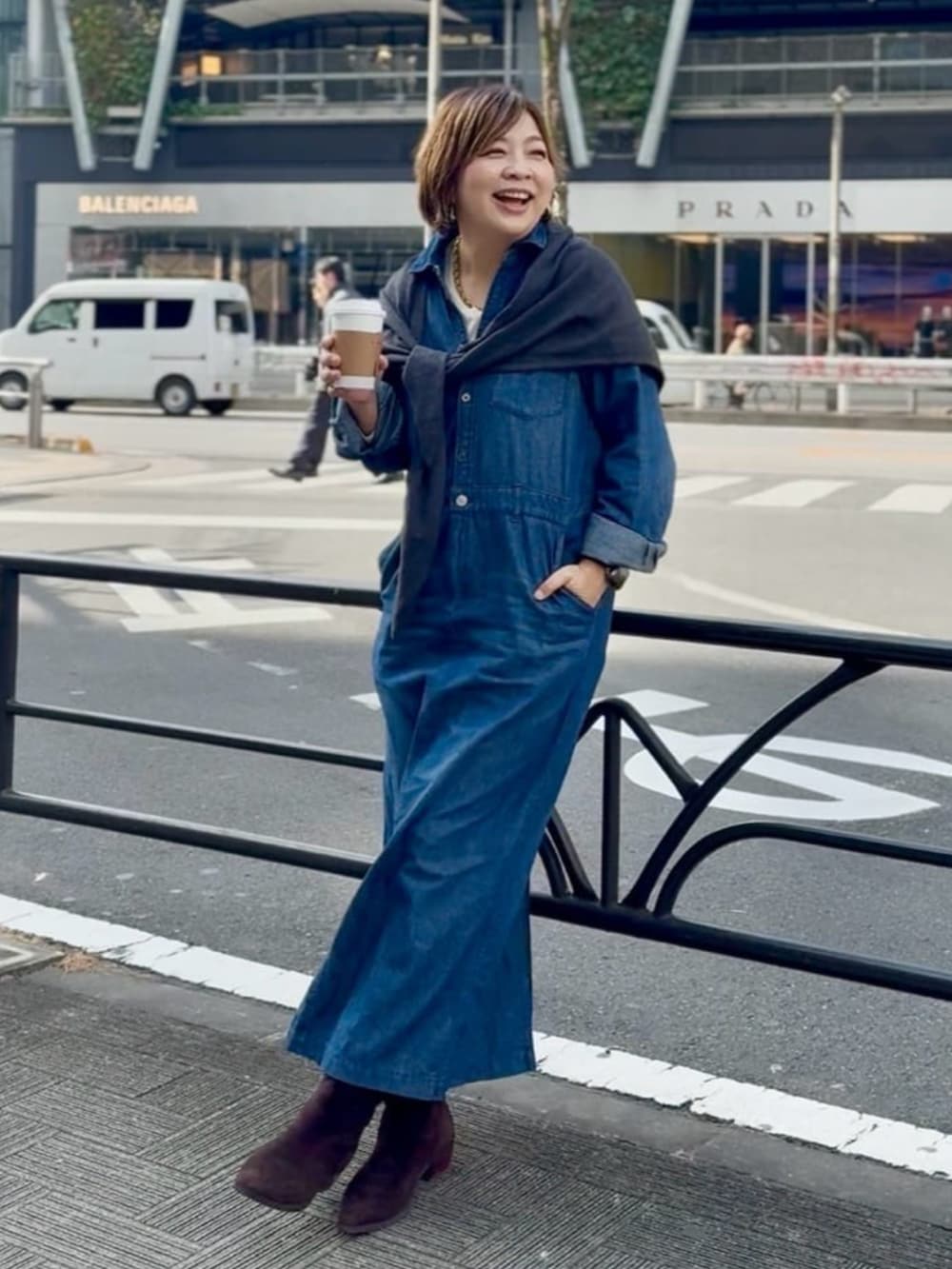 ブルー系のシャツワンピース、グレー系のストール/ショールを着用したレディースの冬コーディネートの2枚目の写真