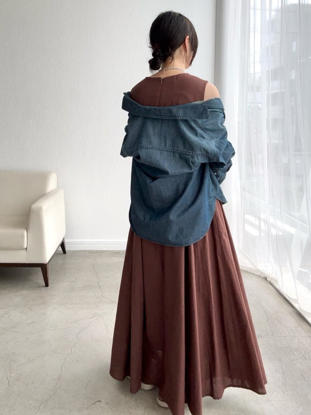 ブラウン系のワンピース、ブルー系のシャツ/ブラウスを着用したレディースの春コーディネートの3枚目の写真