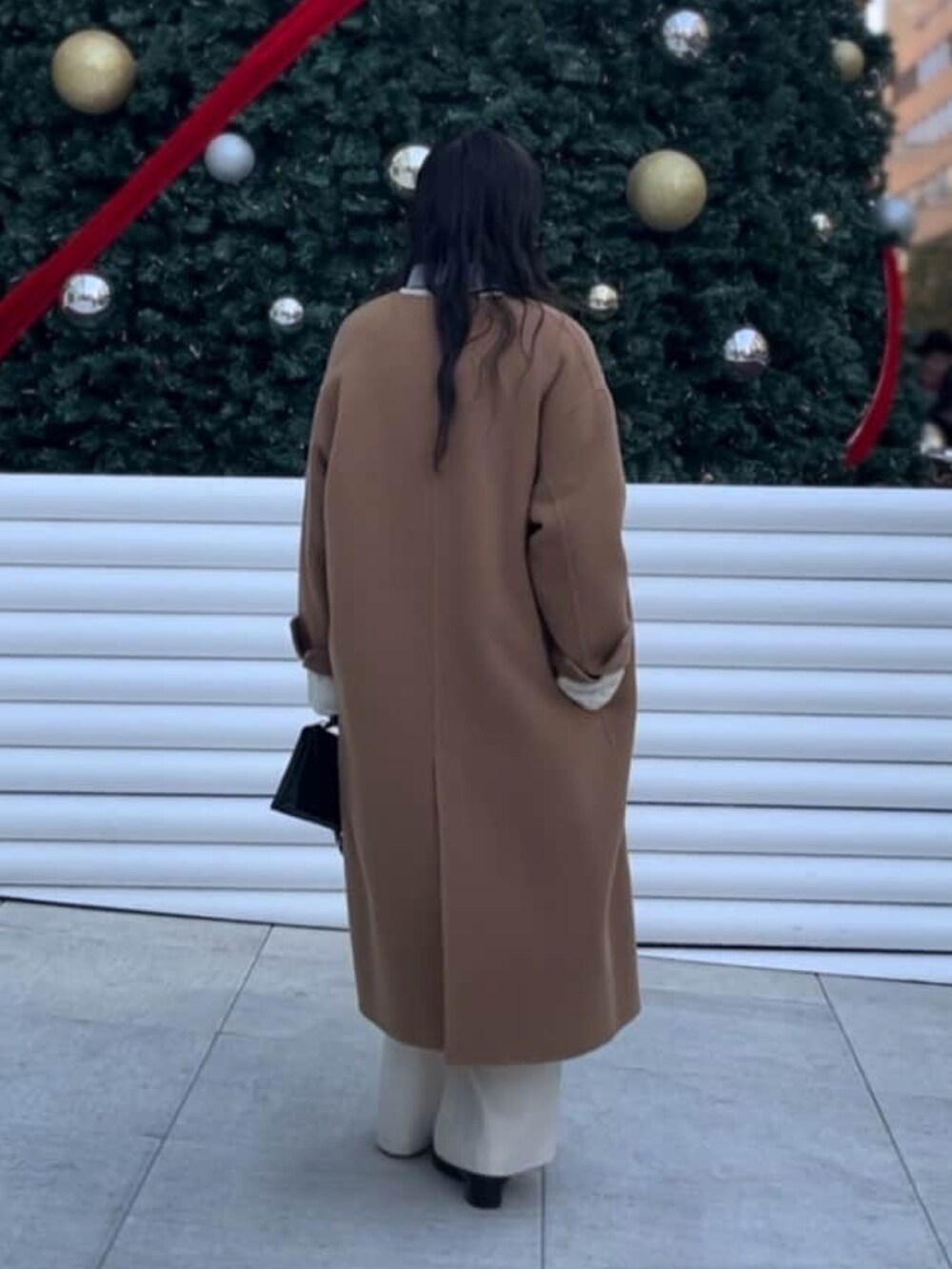 ブルー系のシャツ/ブラウス、ベージュ系のその他パンツ、ブラック系のローファーを着用したレディースの冬コーディネートの3枚目の写真