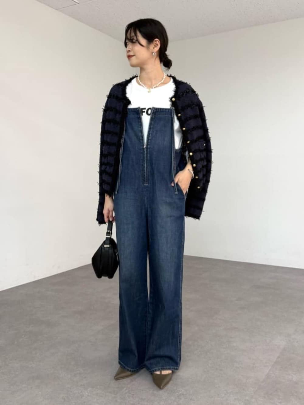 ブルー系のサロペット/オーバーオール、ブルー系のカーディガン/ボレロ、グレー系のその他シューズを着用したレディースの冬コーディネートの5枚目の写真