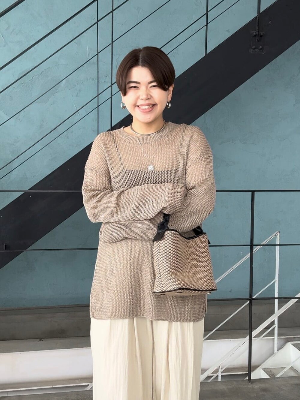 ブラウン系のニット/セーター、グレー系のサンダル、ベージュ系のその他パンツを着用したレディースの夏コーディネートの4枚目の写真