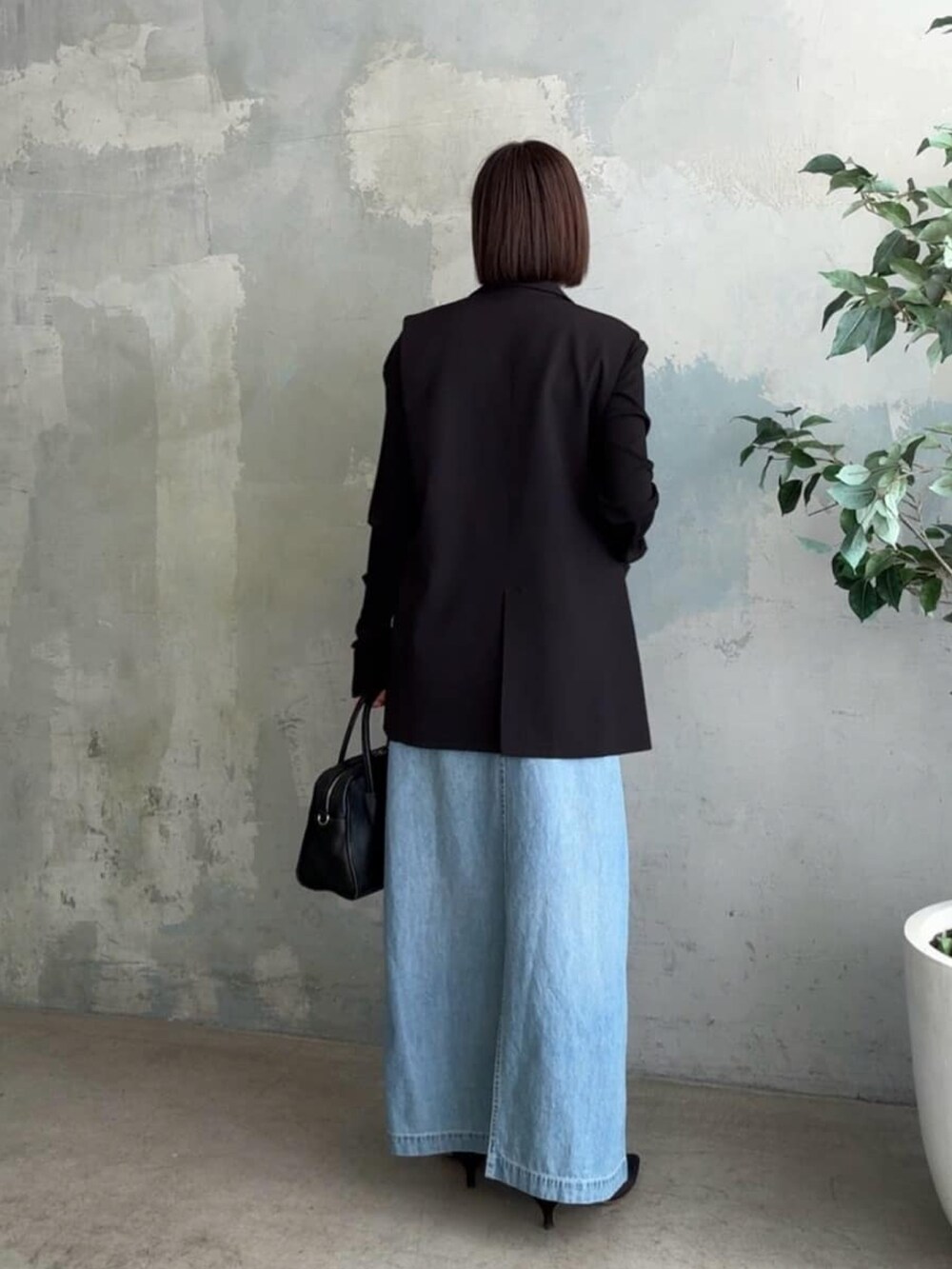 ブラック系のTシャツ/カットソー、ブラック系のベスト、ブルー系のシャツワンピースを着用したレディースの冬コーディネートの3枚目の写真