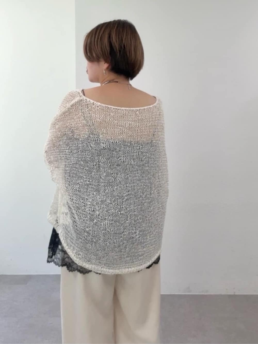 ホワイト系のその他パンツ、ブラウン系のキャミソール、ホワイト系のニット/セーターを着用したレディースの春コーディネートの7枚目の写真