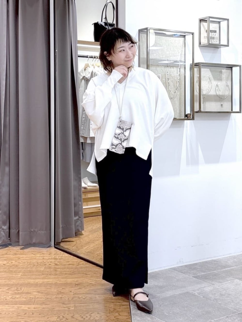 ブラウン系のその他シューズ、ホワイト系のスウェット、ブラック系のワンピースを着用したレディースの春コーディネートの5枚目の写真